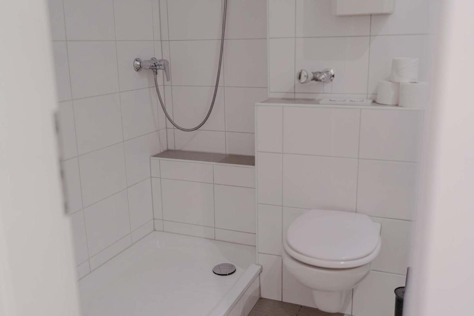 Apartment Mit Kueche, Arbeitsplatz Und Xxl Sofa Neuss Exteriör bild
